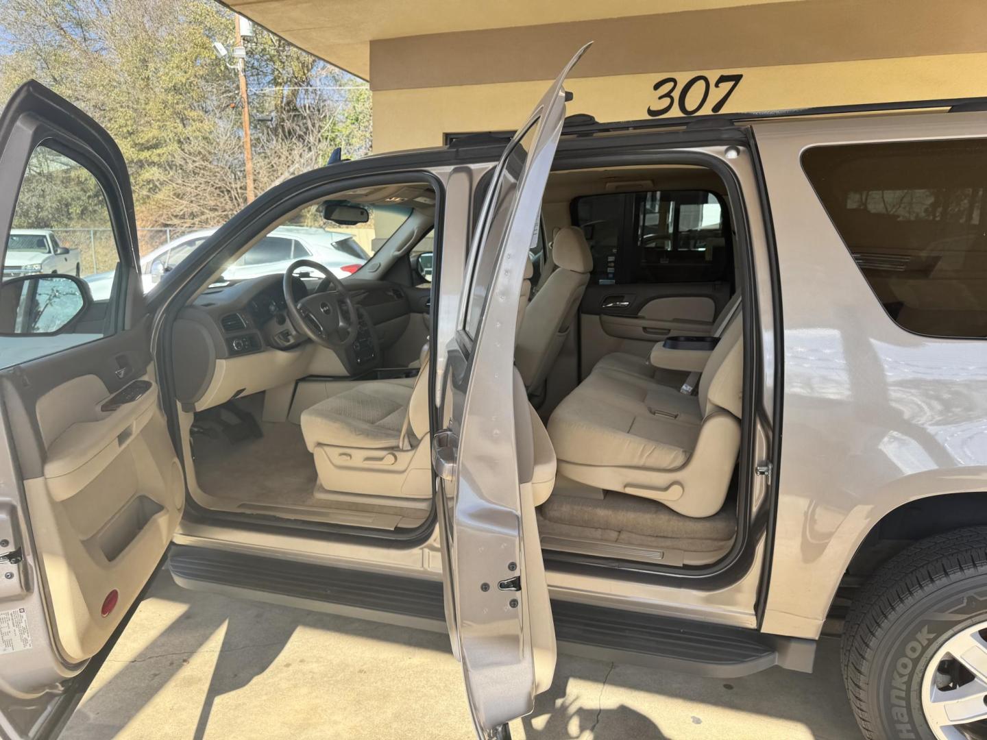2007 BEIGE GMC Yukon XL SLE-1 1/2 Ton 2WD (1GKFC16087J) with an 5.3L V8 OHV 16V FFV engine, 4-Speed Automatic Overdrive transmission, located at 307 West Marshall Avenue, Longview, TX, 75601, (903) 753-3091, 32.500828, -94.742577 - Photo#5