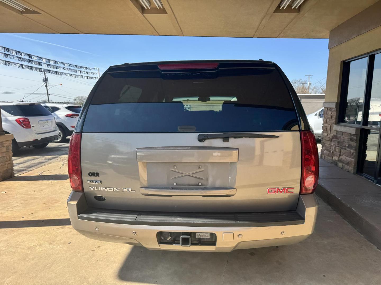 2007 BEIGE GMC Yukon XL SLE-1 1/2 Ton 2WD (1GKFC16087J) with an 5.3L V8 OHV 16V FFV engine, 4-Speed Automatic Overdrive transmission, located at 307 West Marshall Avenue, Longview, TX, 75601, (903) 753-3091, 32.500828, -94.742577 - Photo#3