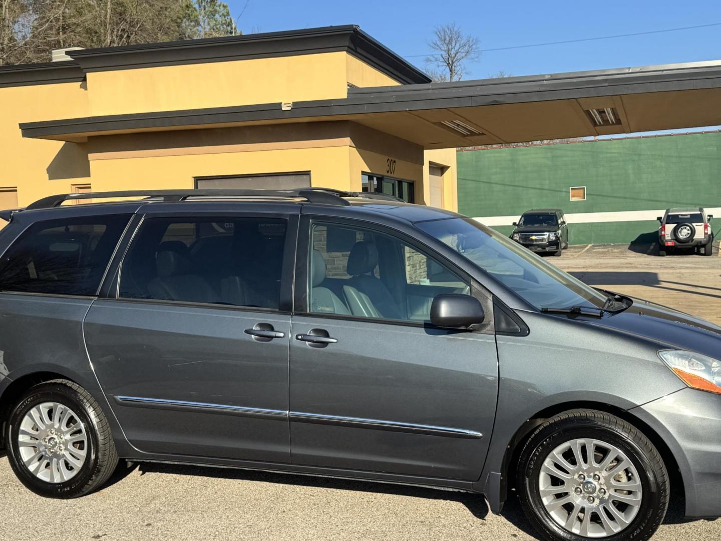 2009 GRAY Toyota Sienna XLE FWD (5TDZK22C29S) with an 3.5L V6 EFI DOHC 24V engine, 5-Speed Automatic transmission, located at 307 West Marshall Avenue, Longview, TX, 75601, (903) 753-3091, 32.500828, -94.742577 - Photo#2