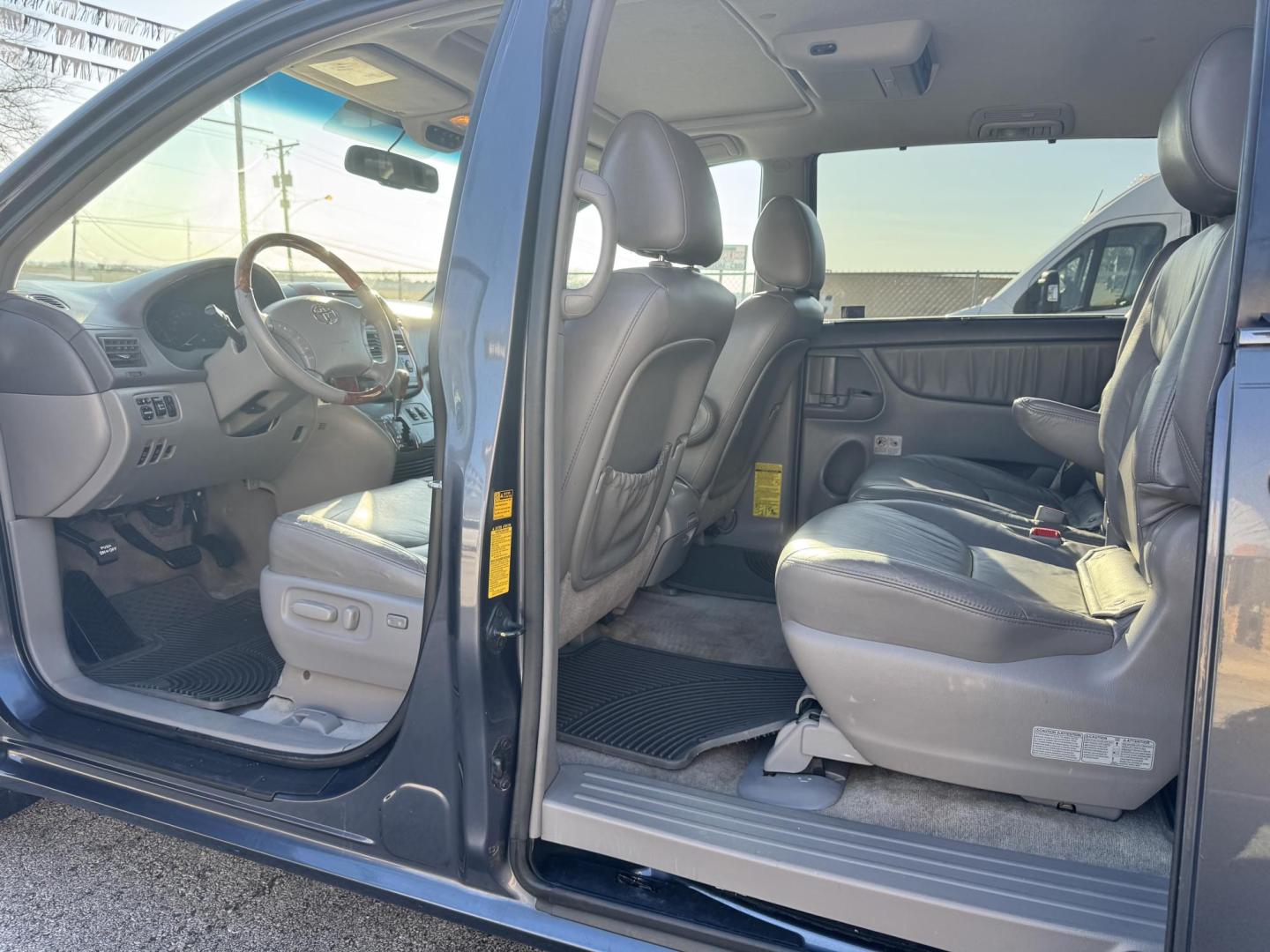 2009 GRAY Toyota Sienna XLE FWD (5TDZK22C29S) with an 3.5L V6 EFI DOHC 24V engine, 5-Speed Automatic transmission, located at 307 West Marshall Avenue, Longview, TX, 75601, (903) 753-3091, 32.500828, -94.742577 - Photo#4