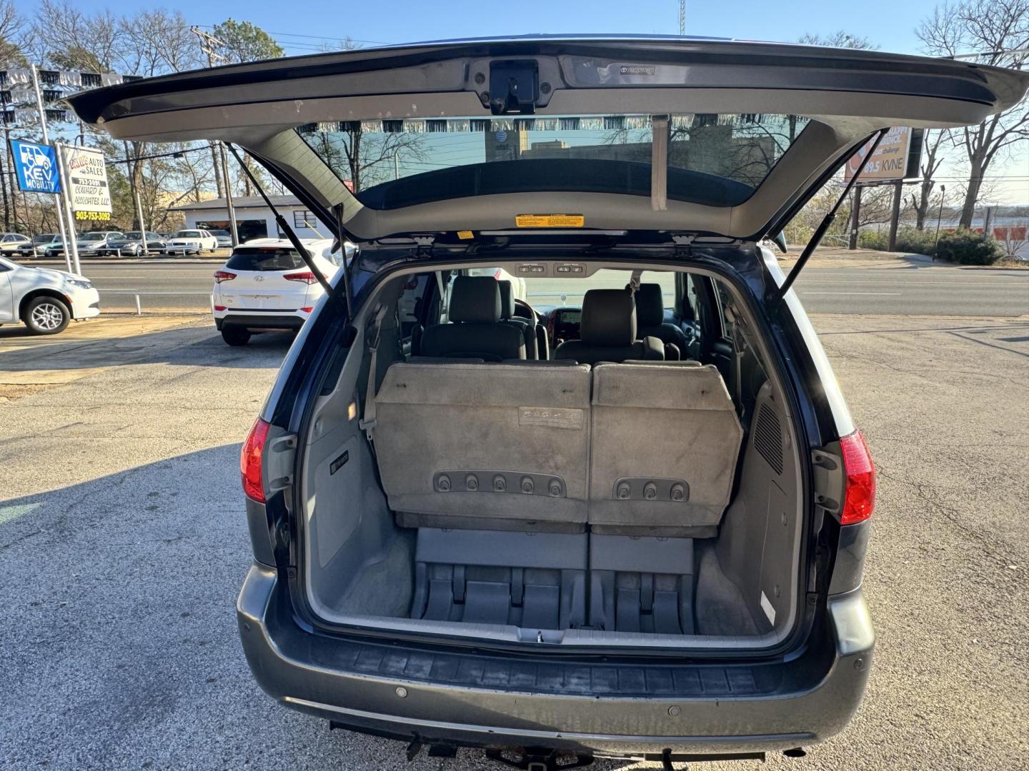 2009 GRAY Toyota Sienna XLE FWD (5TDZK22C29S) with an 3.5L V6 EFI DOHC 24V engine, 5-Speed Automatic transmission, located at 307 West Marshall Avenue, Longview, TX, 75601, (903) 753-3091, 32.500828, -94.742577 - Photo#5