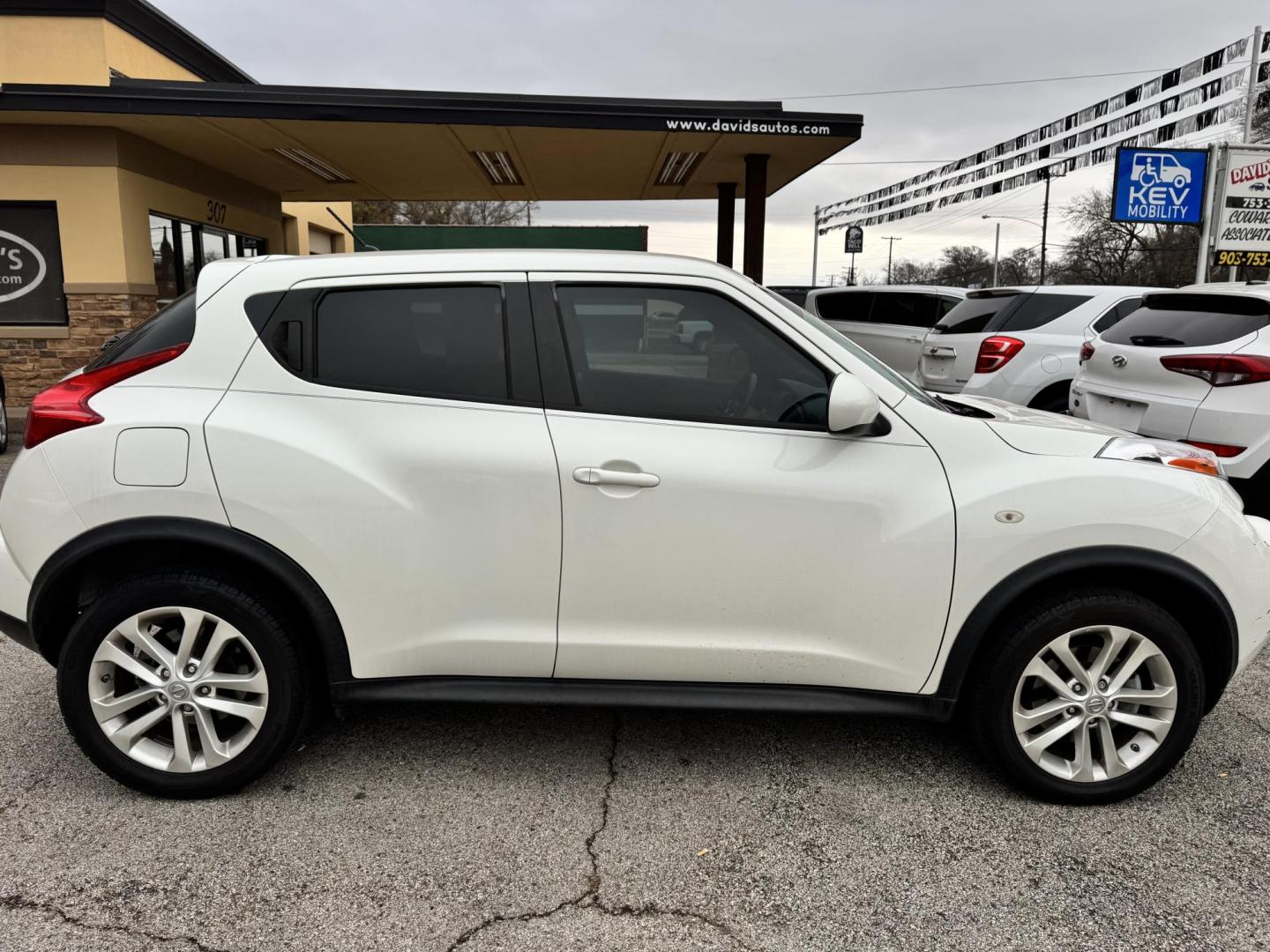 2013 WHITE Nissan Juke S FWD (JN8AF5MR5DT) with an 1.6L L4 DOHC 16V engine, Continuously Variable Transmission transmission, located at 307 West Marshall Avenue, Longview, TX, 75601, (903) 753-3091, 32.500828, -94.742577 - Photo#2