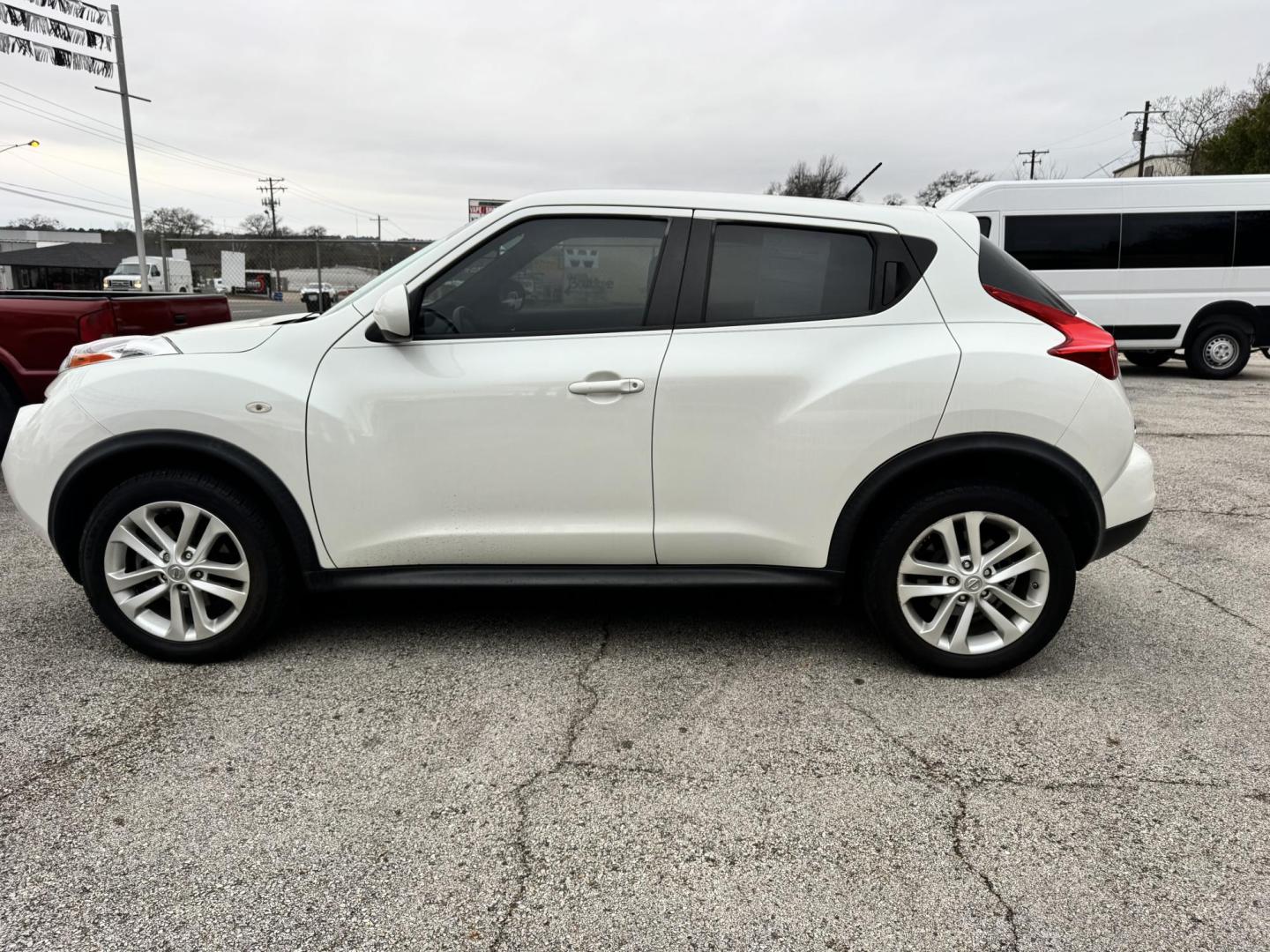 2013 WHITE Nissan Juke S FWD (JN8AF5MR5DT) with an 1.6L L4 DOHC 16V engine, Continuously Variable Transmission transmission, located at 307 West Marshall Avenue, Longview, TX, 75601, (903) 753-3091, 32.500828, -94.742577 - Photo#1