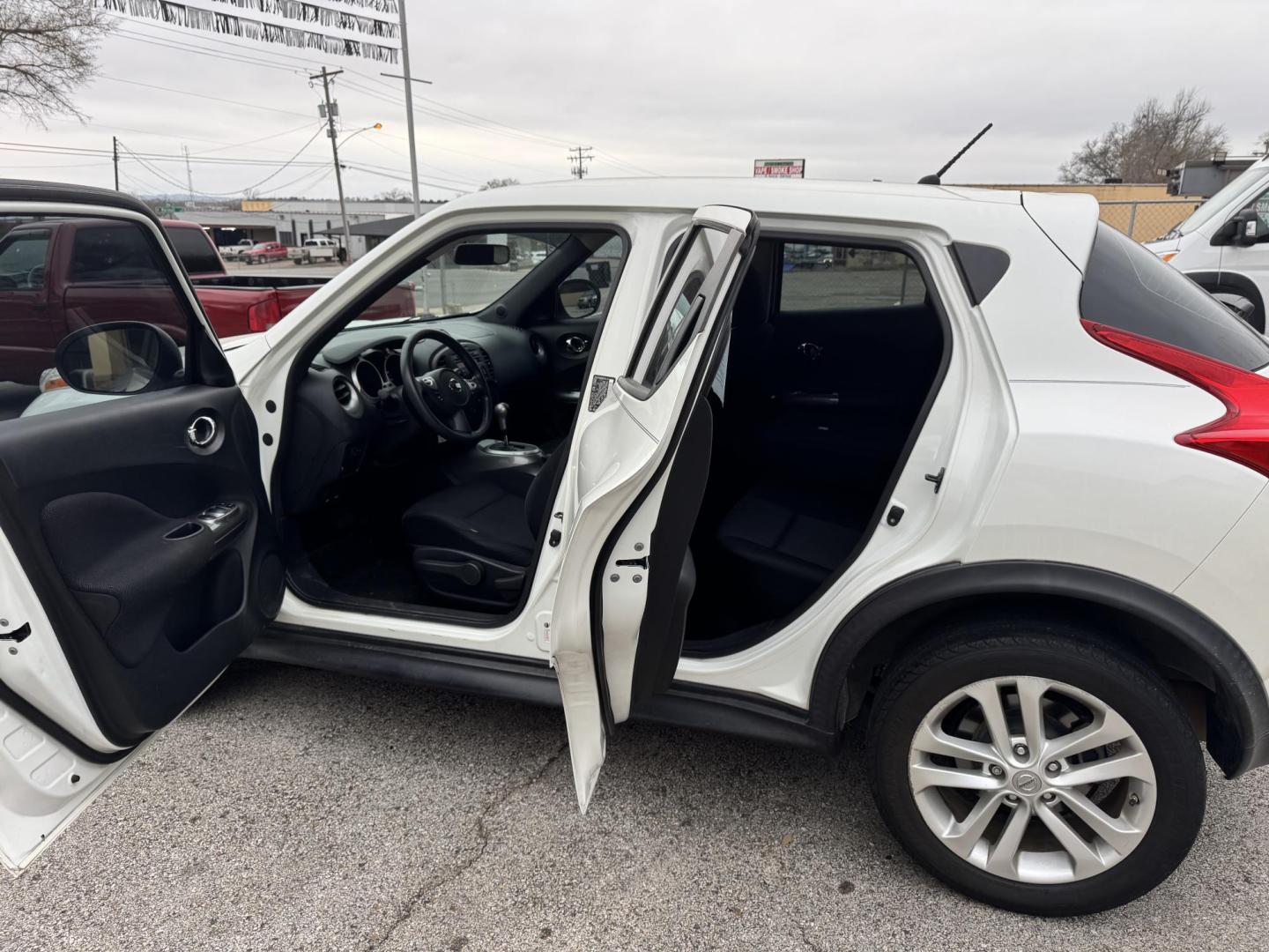 2013 WHITE Nissan Juke S FWD (JN8AF5MR5DT) with an 1.6L L4 DOHC 16V engine, Continuously Variable Transmission transmission, located at 307 West Marshall Avenue, Longview, TX, 75601, (903) 753-3091, 32.500828, -94.742577 - Photo#5