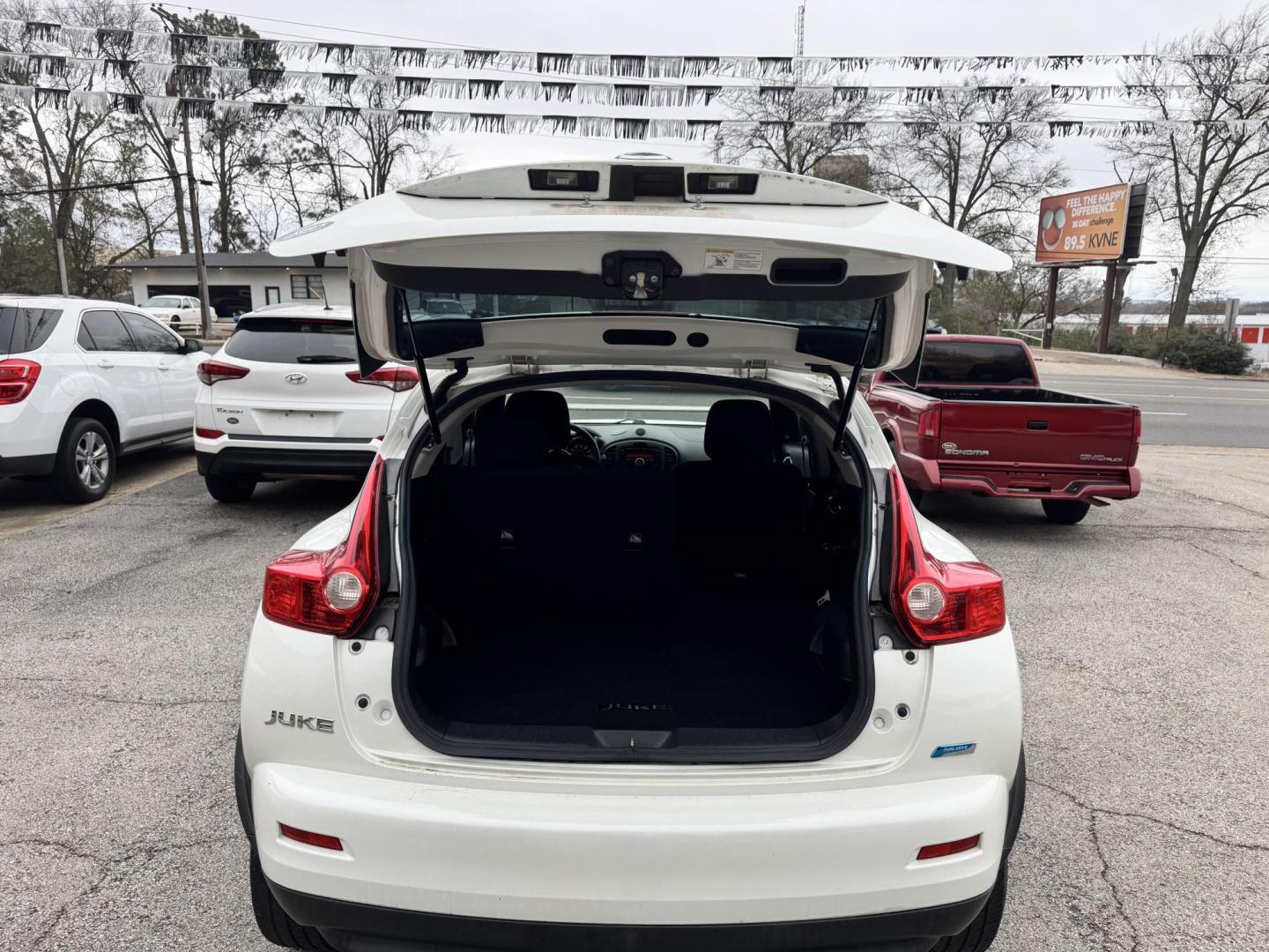 2013 WHITE Nissan Juke S FWD (JN8AF5MR5DT) with an 1.6L L4 DOHC 16V engine, Continuously Variable Transmission transmission, located at 307 West Marshall Avenue, Longview, TX, 75601, (903) 753-3091, 32.500828, -94.742577 - Photo#4