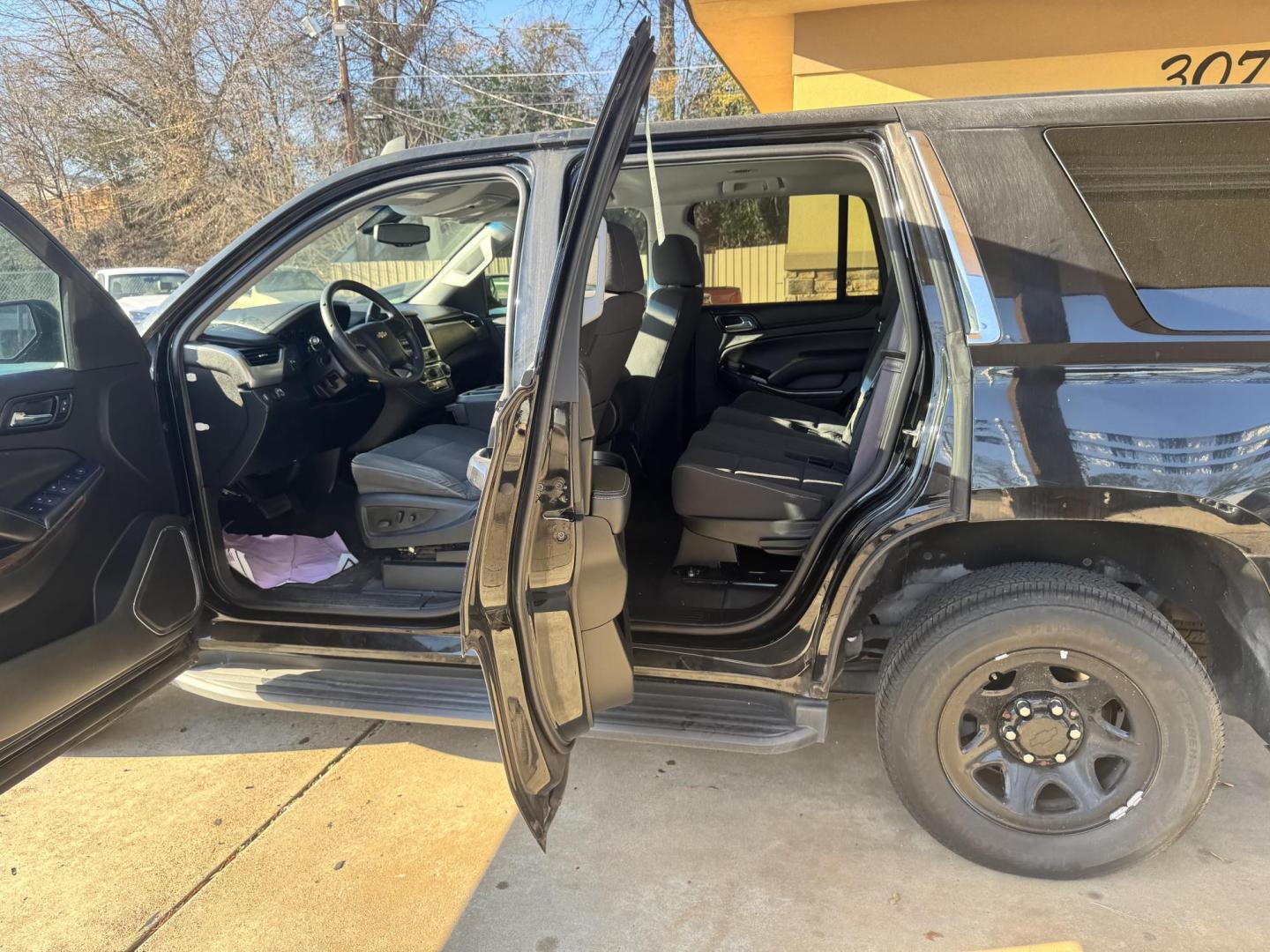 2017 BLACK Chevrolet Tahoe Police 2WD (1GNLCDEC0HR) with an 5.3L V8 OHV 16V engine, 6A transmission, located at 307 West Marshall Avenue, Longview, TX, 75601, (903) 753-3091, 32.500828, -94.742577 - Photo#5