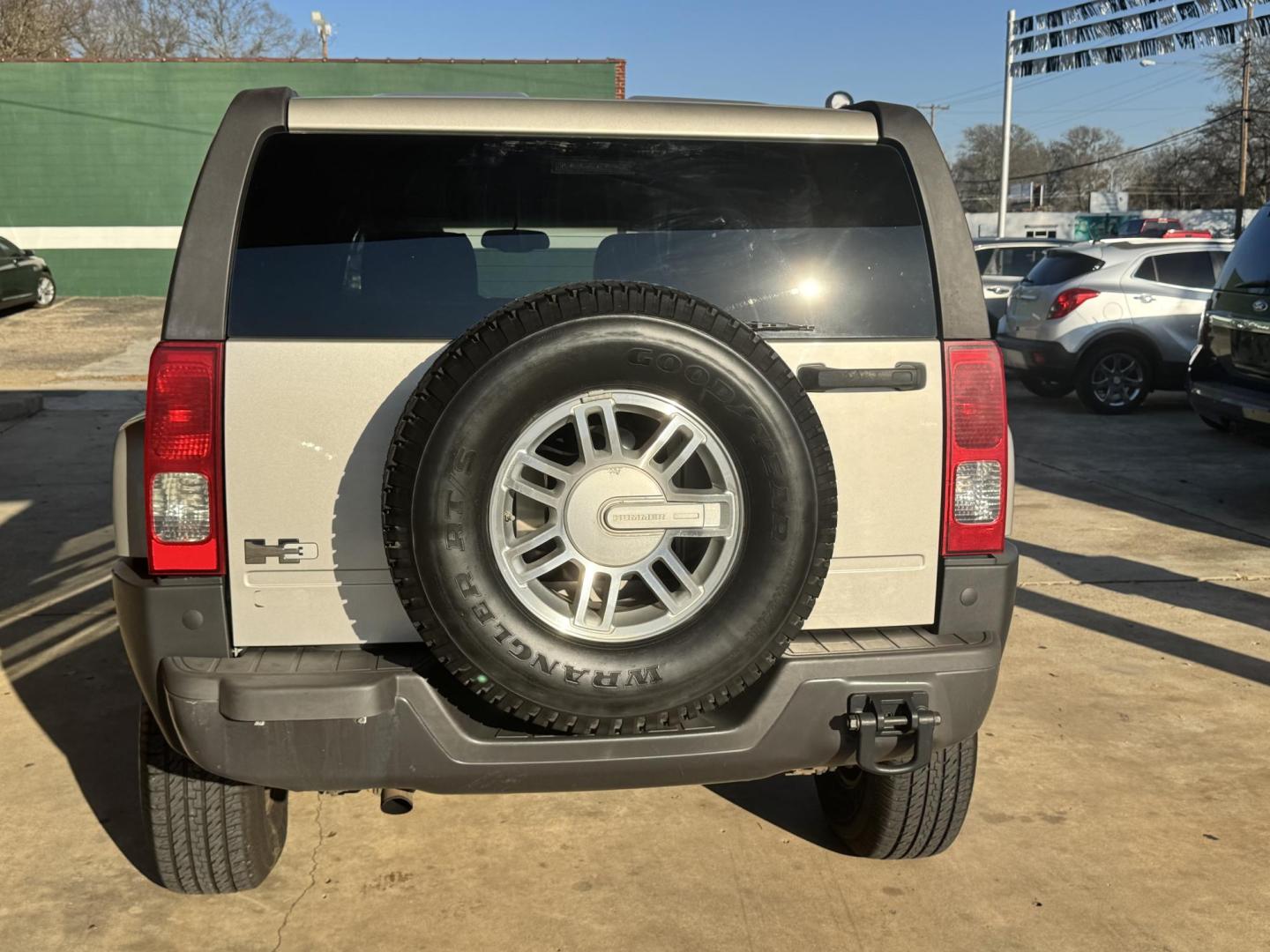 2006 GRAY Hummer H3 Sport Utility (5GTDN136668) with an 3.5L L5 DOHC 20V engine, located at 307 West Marshall Avenue, Longview, TX, 75601, (903) 753-3091, 32.500828, -94.742577 - Photo#4