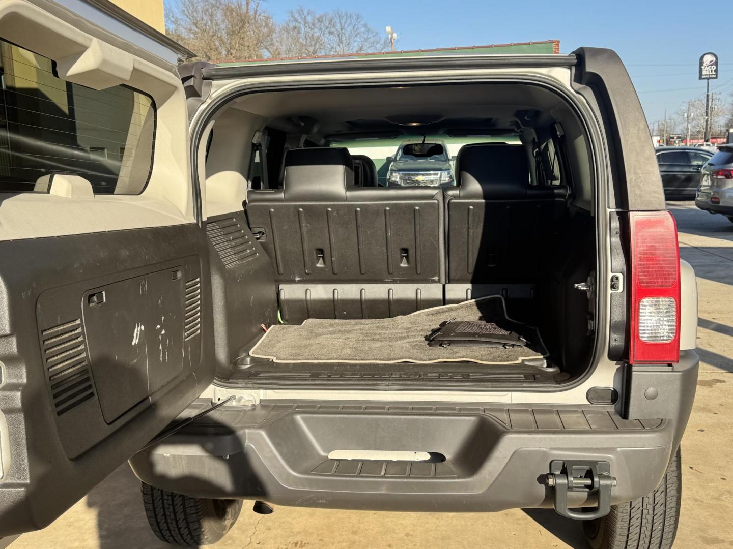 2006 GRAY Hummer H3 Sport Utility (5GTDN136668) with an 3.5L L5 DOHC 20V engine, located at 307 West Marshall Avenue, Longview, TX, 75601, (903) 753-3091, 32.500828, -94.742577 - Photo#5