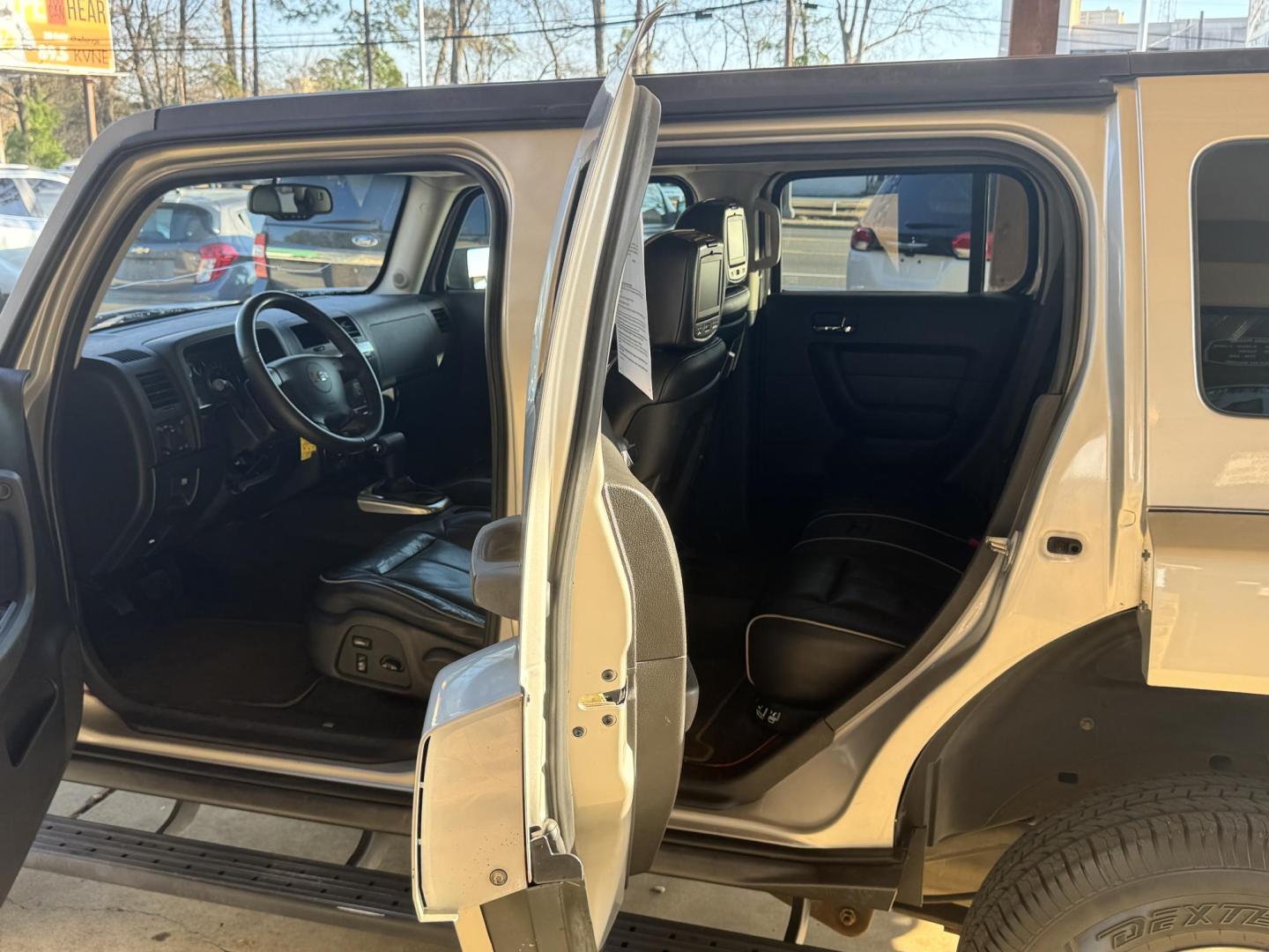 2006 GRAY Hummer H3 Sport Utility (5GTDN136668) with an 3.5L L5 DOHC 20V engine, located at 307 West Marshall Avenue, Longview, TX, 75601, (903) 753-3091, 32.500828, -94.742577 - Photo#6