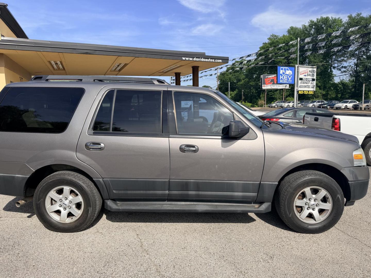 2014 GRAY Ford Expedition XL 2WD (1FMJU1F51EE) with an 5.4L V8 SOHC 16V FFV engine, 6-Speed Automatic transmission, located at 307 West Marshall Avenue, Longview, TX, 75601, (903) 753-3091, 32.500828, -94.742577 - Photo#2