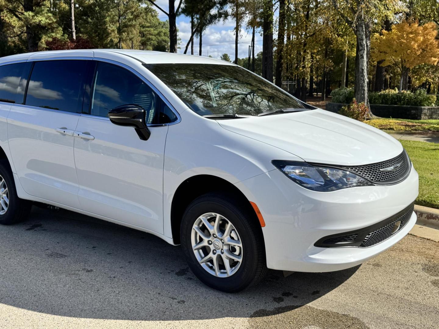 2025 WHITE /BLACK Chrysler Voyager LX (2C4RC1CG1SR) with an 3.6L V6 DOHC 24V engine, 9A transmission, located at 307 West Marshall Avenue, Longview, TX, 75601, (903) 753-3091, 32.500828, -94.742577 - FR CONVERSION REAR ENTRY HANDICAP MINIVAN WITH 1000# RAMP - Photo#2