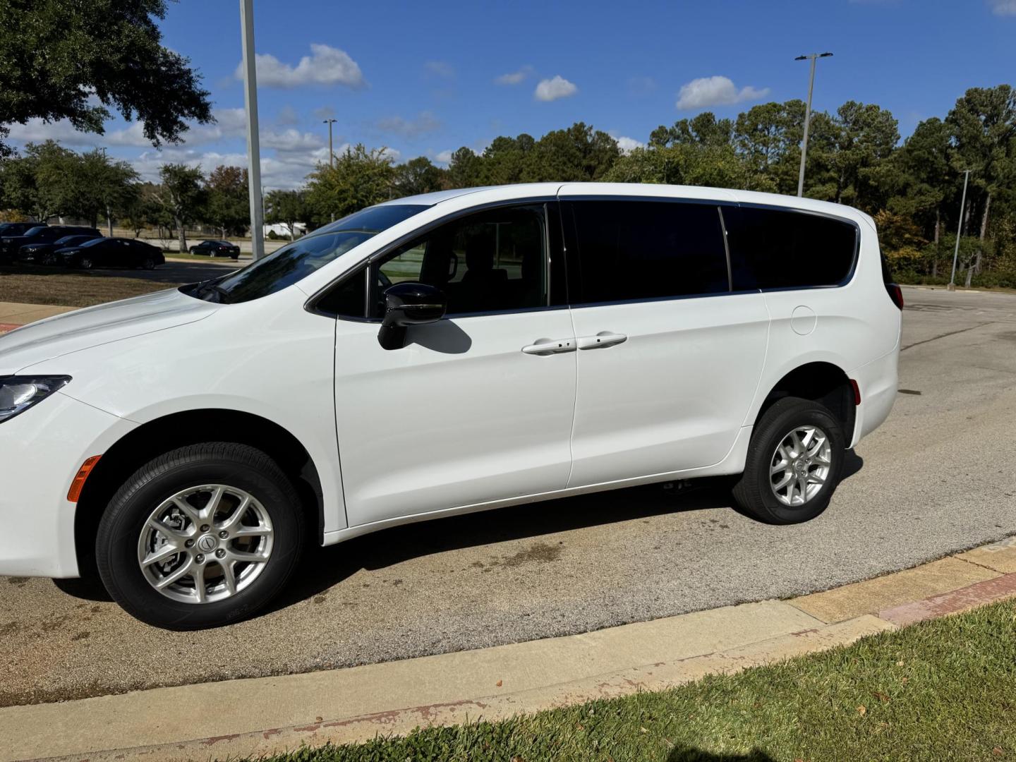 2025 WHITE /BLACK Chrysler Voyager LX (2C4RC1CG1SR) with an 3.6L V6 DOHC 24V engine, 9A transmission, located at 307 West Marshall Avenue, Longview, TX, 75601, (903) 753-3091, 32.500828, -94.742577 - FR CONVERSION REAR ENTRY HANDICAP MINIVAN WITH 1000# RAMP - Photo#4