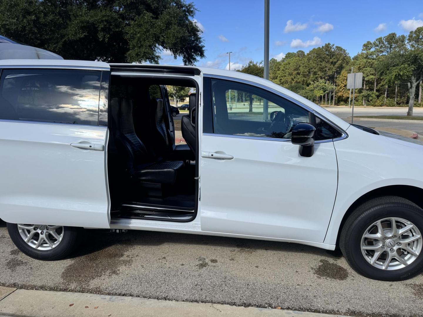 2025 WHITE /BLACK Chrysler Voyager LX (2C4RC1CG1SR) with an 3.6L V6 DOHC 24V engine, 9A transmission, located at 307 West Marshall Avenue, Longview, TX, 75601, (903) 753-3091, 32.500828, -94.742577 - FR CONVERSION REAR ENTRY HANDICAP MINIVAN WITH 1000# RAMP - Photo#5