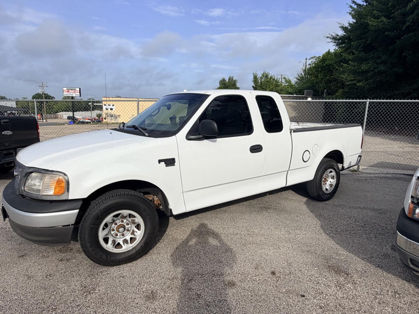 2002 WHITE Ford F-150 King Ranch SuperCab Short Bed 2WD (2FTPX17Z82C) with an 5.4L V8 SOHC 16V engine, located at 307 West Marshall Avenue, Longview, TX, 75601, (903) 753-3091, 32.500828, -94.742577- Photo#2