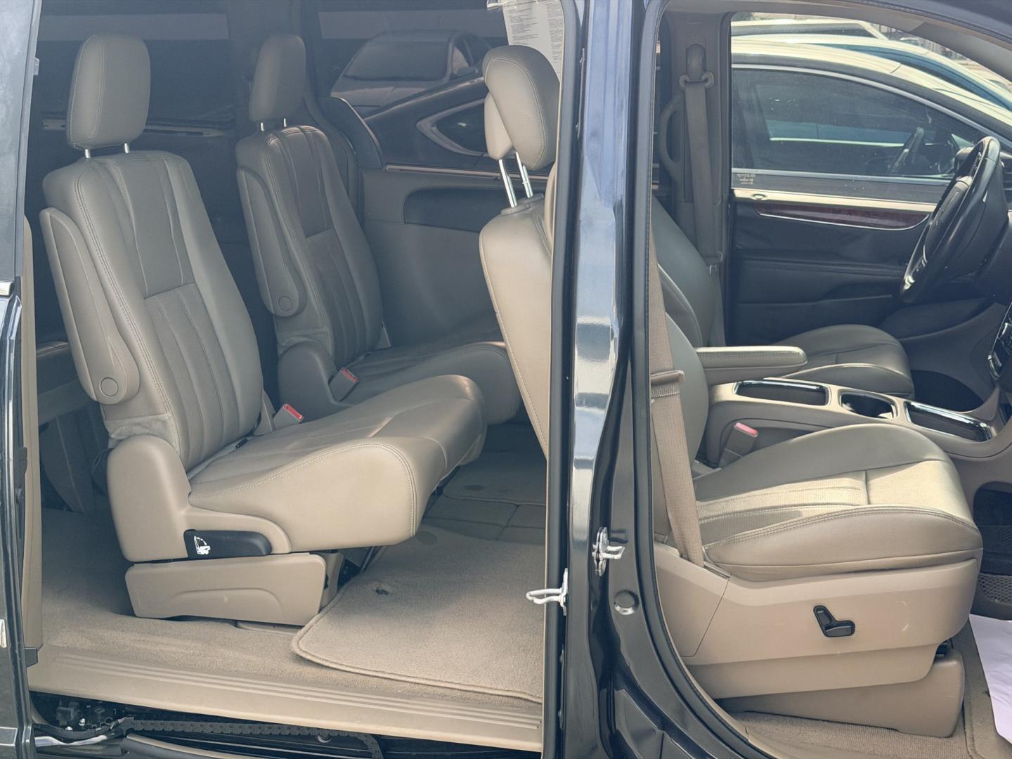 2014 GRAY Chrysler Town & Country Touring-L (2C4RC1CG4ER) with an 3.6L V6 DOHC 24V engine, 6-Speed Automatic transmission, located at 307 West Marshall Avenue, Longview, TX, 75601, (903) 753-3091, 32.500828, -94.742577- Photo#2