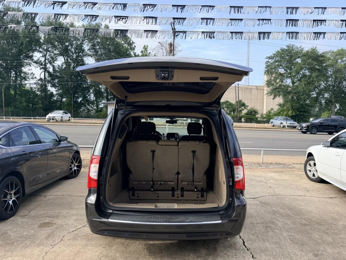 2014 GRAY Chrysler Town & Country Touring-L (2C4RC1CG4ER) with an 3.6L V6 DOHC 24V engine, 6-Speed Automatic transmission, located at 307 West Marshall Avenue, Longview, TX, 75601, (903) 753-3091, 32.500828, -94.742577- Photo#4