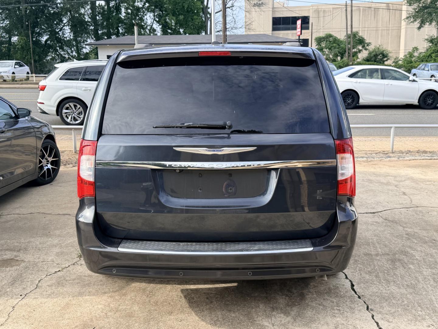 2014 GRAY Chrysler Town & Country Touring-L (2C4RC1CG4ER) with an 3.6L V6 DOHC 24V engine, 6-Speed Automatic transmission, located at 307 West Marshall Avenue, Longview, TX, 75601, (903) 753-3091, 32.500828, -94.742577- Photo#3