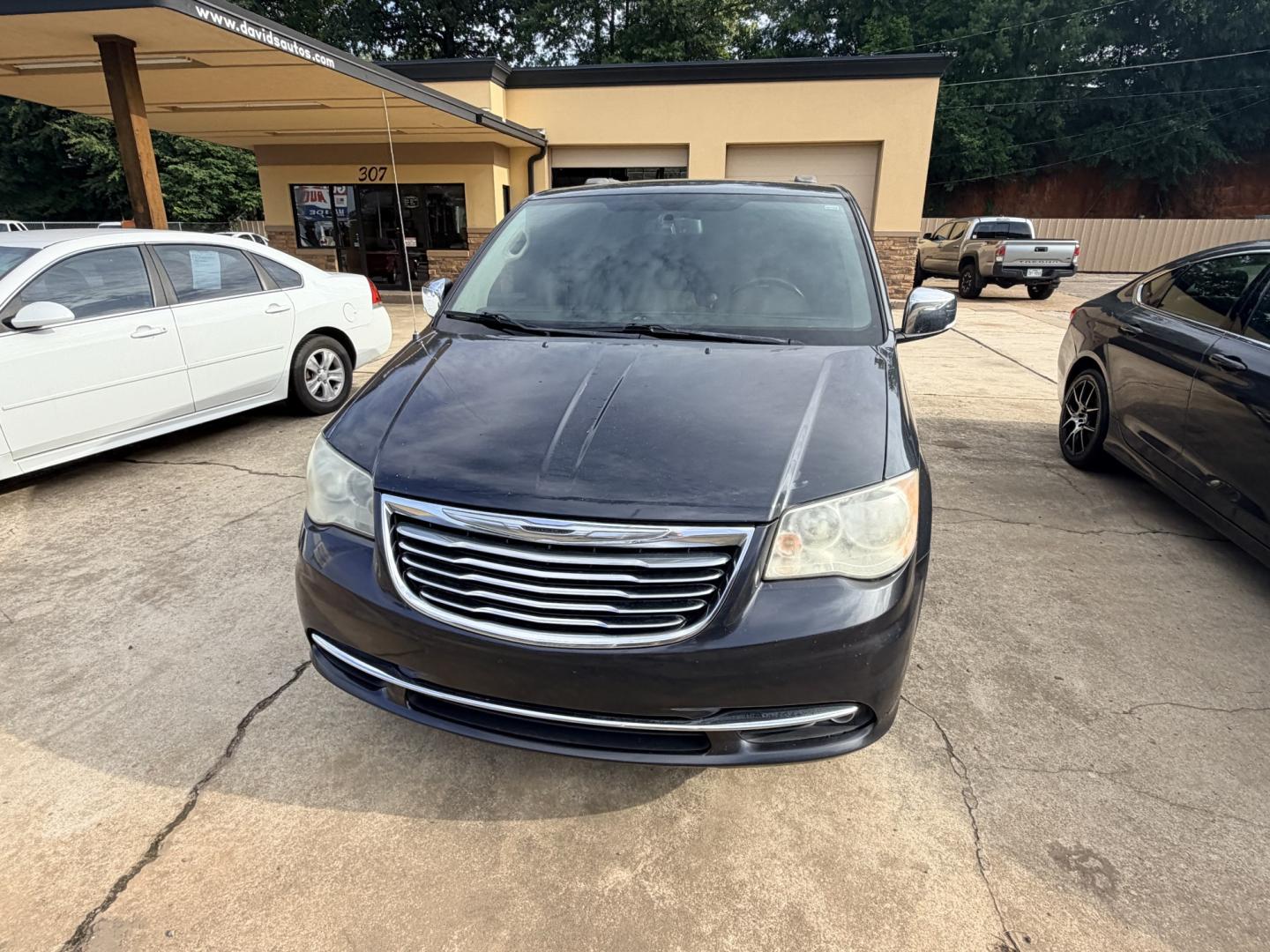 2014 GRAY Chrysler Town & Country Touring-L (2C4RC1CG4ER) with an 3.6L V6 DOHC 24V engine, 6-Speed Automatic transmission, located at 307 West Marshall Avenue, Longview, TX, 75601, (903) 753-3091, 32.500828, -94.742577- Photo#6