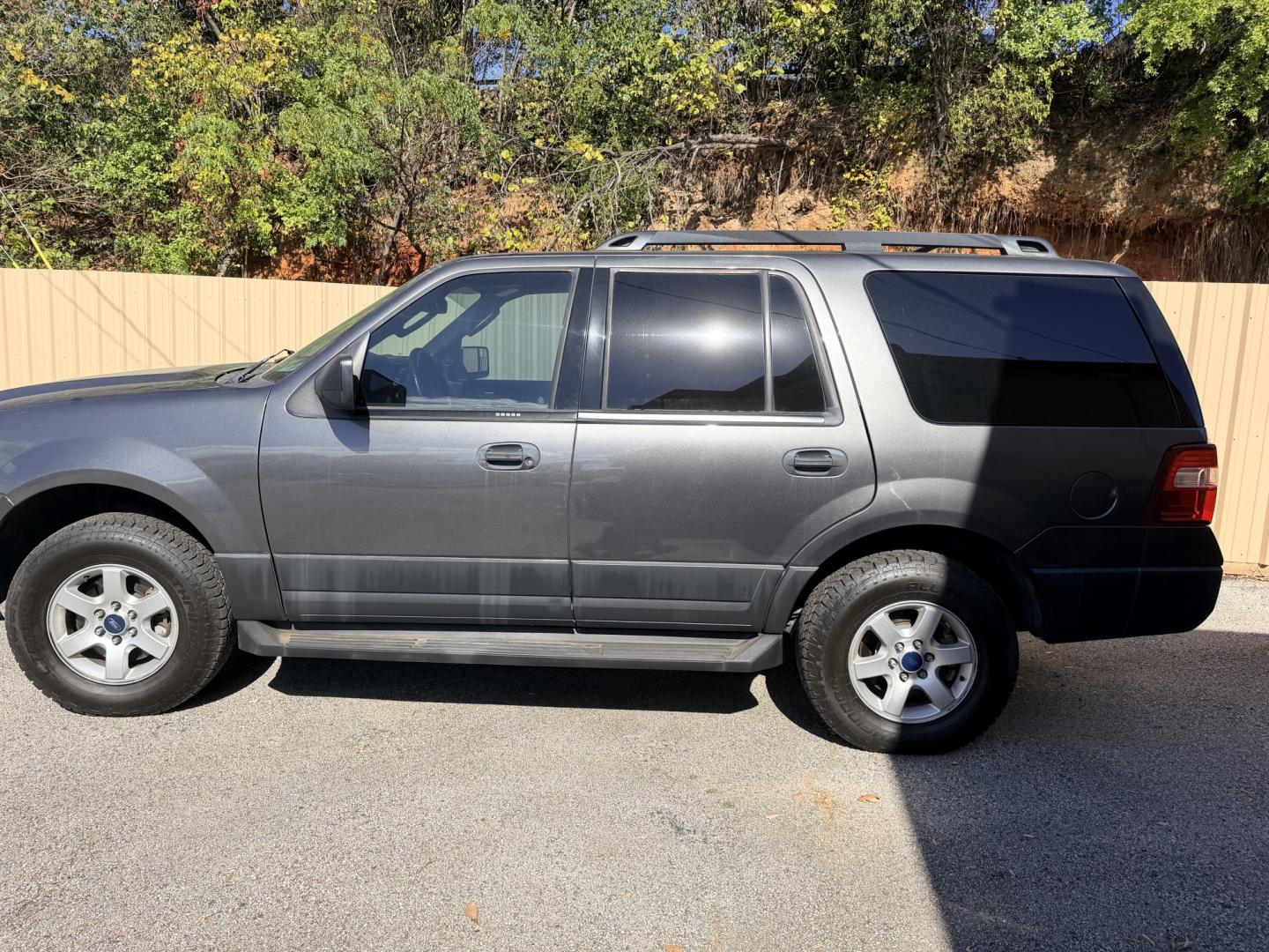 2015 GRAY Ford Expedition XL 2WD (1FMJU1FT3FE) with an 3.5L V6 DOHC 24V FFV engine, 6A transmission, located at 307 West Marshall Avenue, Longview, TX, 75601, (903) 753-3091, 32.500828, -94.742577- Photo#1
