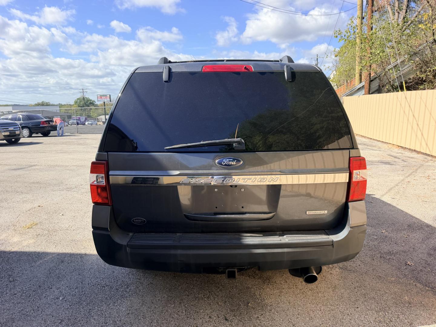 2015 GRAY Ford Expedition XL 2WD (1FMJU1FT3FE) with an 3.5L V6 DOHC 24V FFV engine, 6A transmission, located at 307 West Marshall Avenue, Longview, TX, 75601, (903) 753-3091, 32.500828, -94.742577- Photo#3