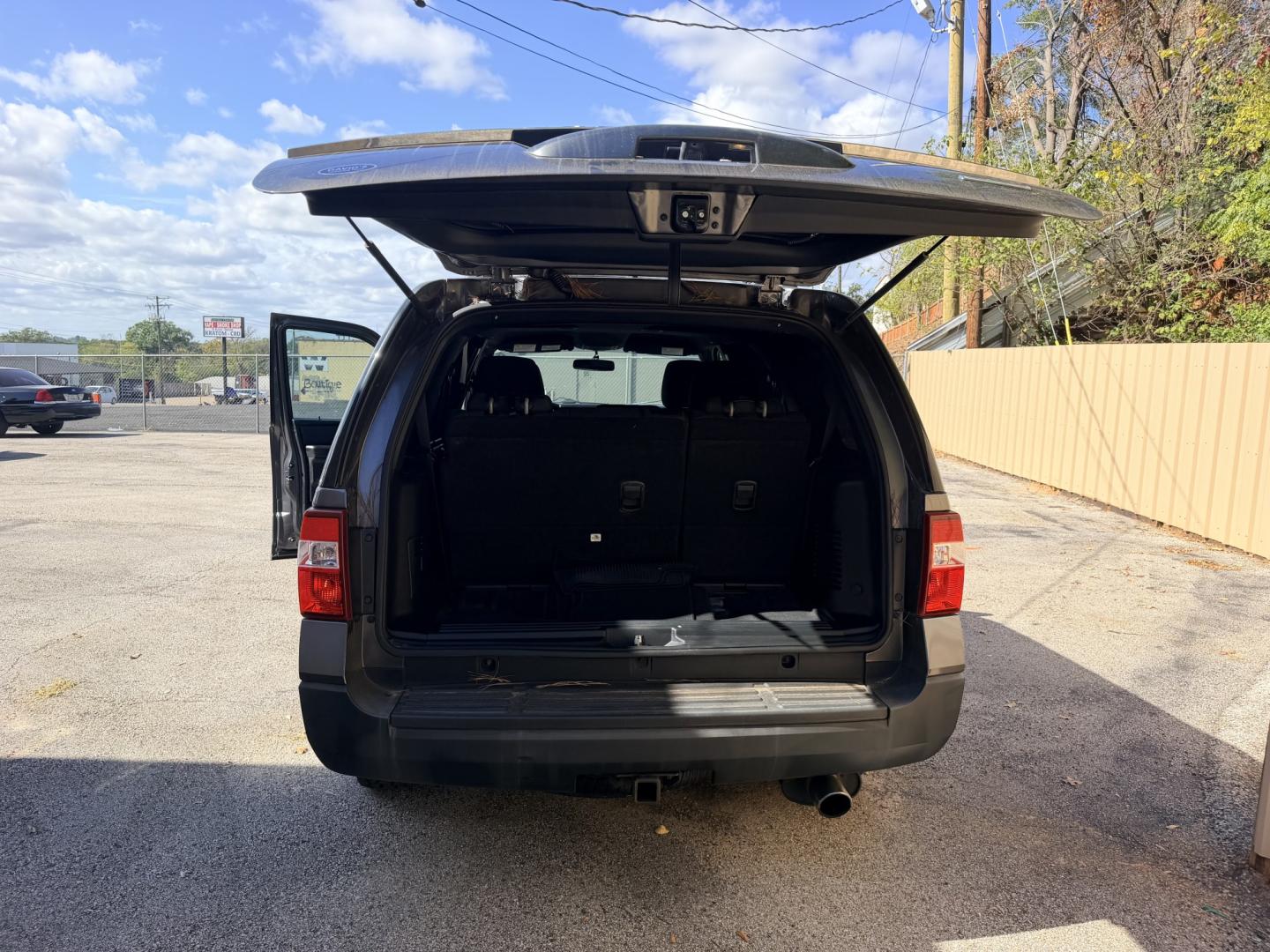 2015 GRAY Ford Expedition XL 2WD (1FMJU1FT3FE) with an 3.5L V6 DOHC 24V FFV engine, 6A transmission, located at 307 West Marshall Avenue, Longview, TX, 75601, (903) 753-3091, 32.500828, -94.742577- Photo#4