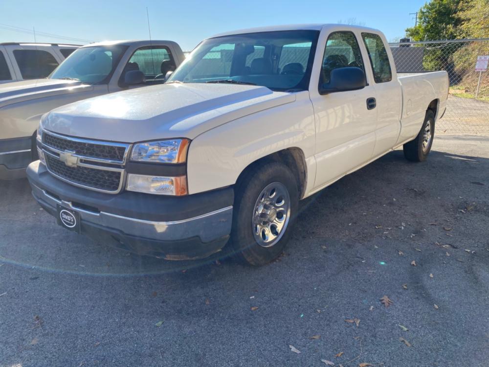 2007 White Chevrolet Silverado Classic 1500 LS Ext. Cab 2WD (1GCEC19V17E) with an 4.8L V8 OHV 16V engine, 4-Speed Automatic Overdrive transmission, located at 307 West Marshall Avenue, Longview, TX, 75601, (903) 753-3091, 32.500828, -94.742577 - Photo #1