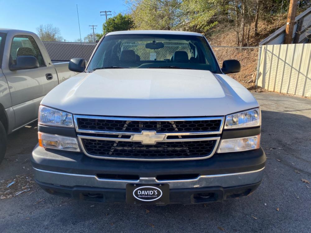 2007 White Chevrolet Silverado Classic 1500 LS Ext. Cab 2WD (1GCEC19V17E) with an 4.8L V8 OHV 16V engine, 4-Speed Automatic Overdrive transmission, located at 307 West Marshall Avenue, Longview, TX, 75601, (903) 753-3091, 32.500828, -94.742577 - Photo #4