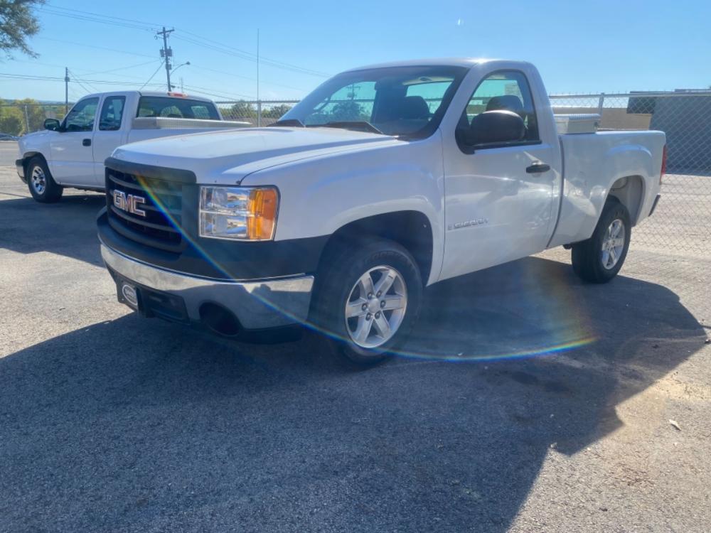 2007 White GMC Sierra 1500 SLE1 2WD (1GTEC14C37Z) with an 4.8L V8 OHV 16V engine, 4-Speed Automatic Overdrive transmission, located at 307 West Marshall Avenue, Longview, TX, 75601, (903) 753-3091, 32.500828, -94.742577 - Photo #0