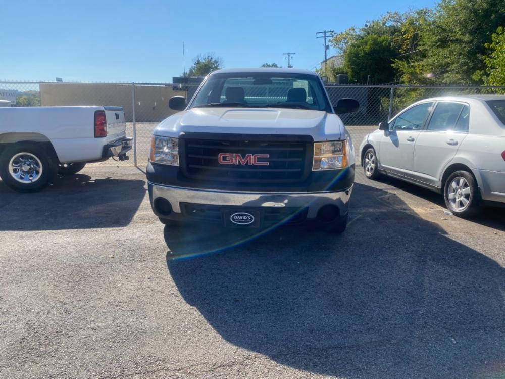 2007 White GMC Sierra 1500 SLE1 2WD (1GTEC14C37Z) with an 4.8L V8 OHV 16V engine, 4-Speed Automatic Overdrive transmission, located at 307 West Marshall Avenue, Longview, TX, 75601, (903) 753-3091, 32.500828, -94.742577 - Photo #1