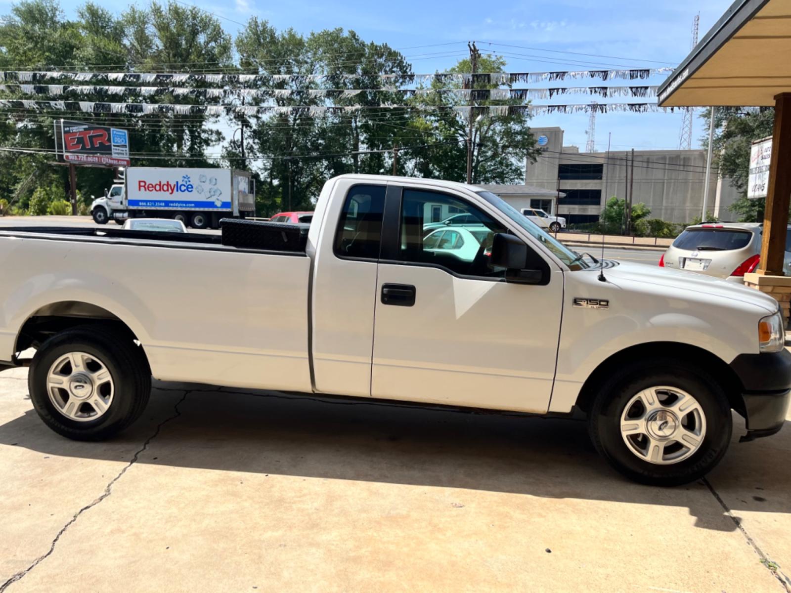 2008 White Ford F-150 STX 2WD (1FTRF12298K) with an 4.2L V6 OHV 12V engine, located at 307 West Marshall Avenue, Longview, TX, 75601, (903) 753-3091, 32.500828, -94.742577 - Photo #1