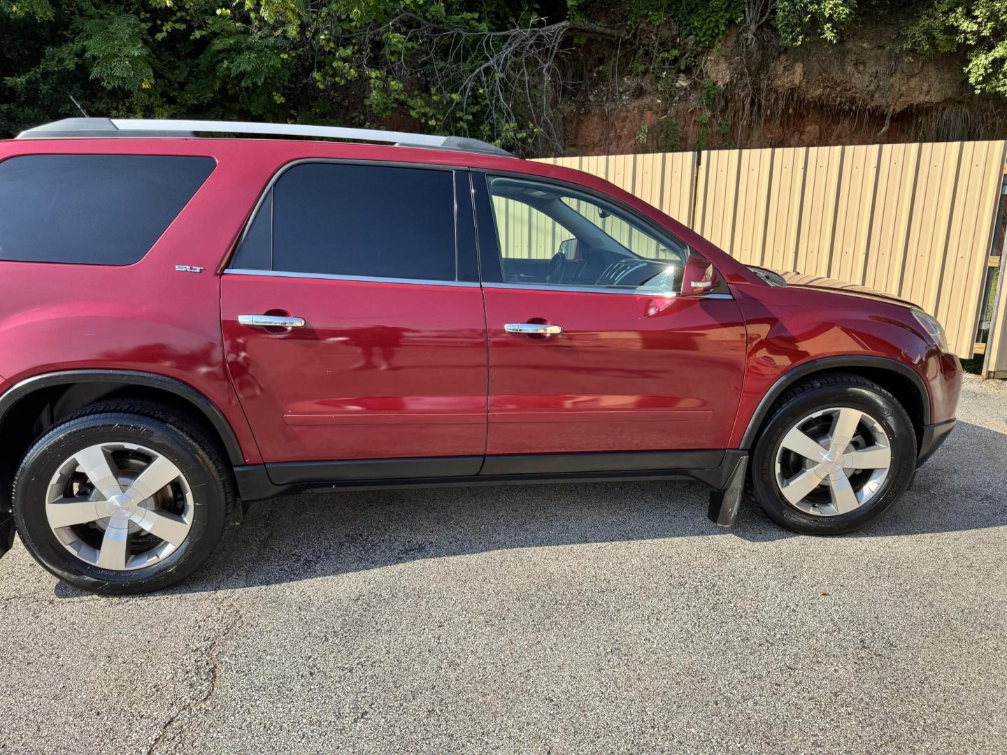 2011 MAROON GMC Acadia SLT-1 AWD (1GKKVRED5BJ) with an 3.6L V6 DOHC 24V engine, 6-Speed Automatic transmission, located at 307 West Marshall Avenue, Longview, TX, 75601, (903) 753-3091, 32.500828, -94.742577 - Photo#1