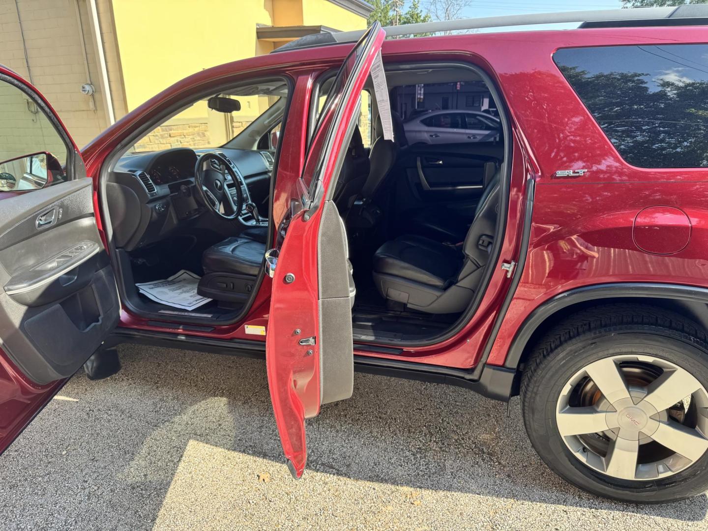 2011 MAROON GMC Acadia SLT-1 AWD (1GKKVRED5BJ) with an 3.6L V6 DOHC 24V engine, 6-Speed Automatic transmission, located at 307 West Marshall Avenue, Longview, TX, 75601, (903) 753-3091, 32.500828, -94.742577 - Photo#5