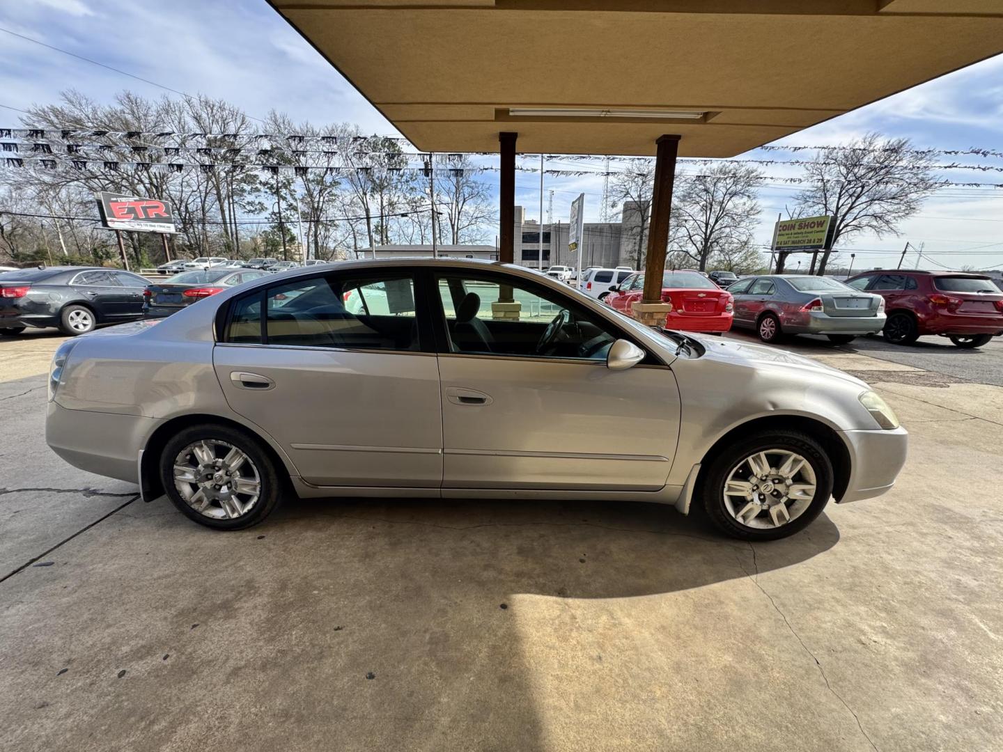 2006 SILVER Nissan Altima 2.5 (1N4AL11D46N) with an 2.5L L4 DOHC 16V engine, 5-Speed Manual Overdrive transmission, located at 307 West Marshall Avenue, Longview, TX, 75601, (903) 753-3091, 32.500828, -94.742577 - Photo#0