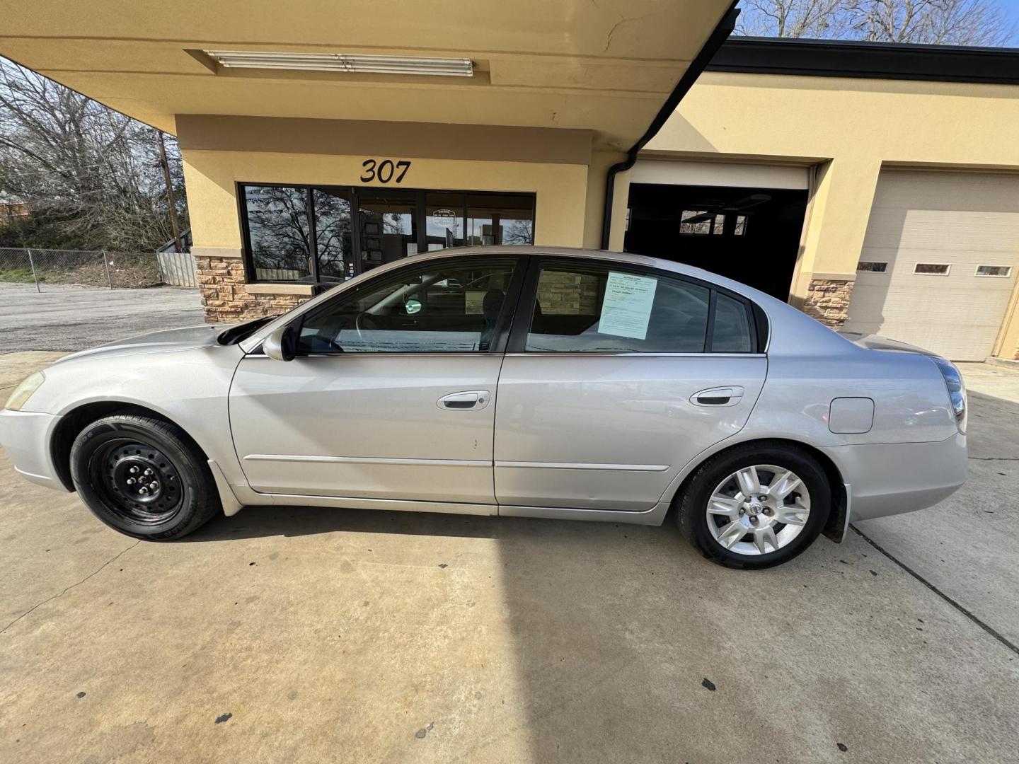 2006 SILVER Nissan Altima 2.5 (1N4AL11D46N) with an 2.5L L4 DOHC 16V engine, 5-Speed Manual Overdrive transmission, located at 307 West Marshall Avenue, Longview, TX, 75601, (903) 753-3091, 32.500828, -94.742577 - Photo#1