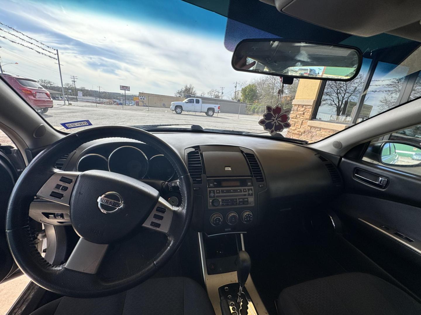2006 SILVER Nissan Altima 2.5 (1N4AL11D46N) with an 2.5L L4 DOHC 16V engine, 5-Speed Manual Overdrive transmission, located at 307 West Marshall Avenue, Longview, TX, 75601, (903) 753-3091, 32.500828, -94.742577 - Photo#3