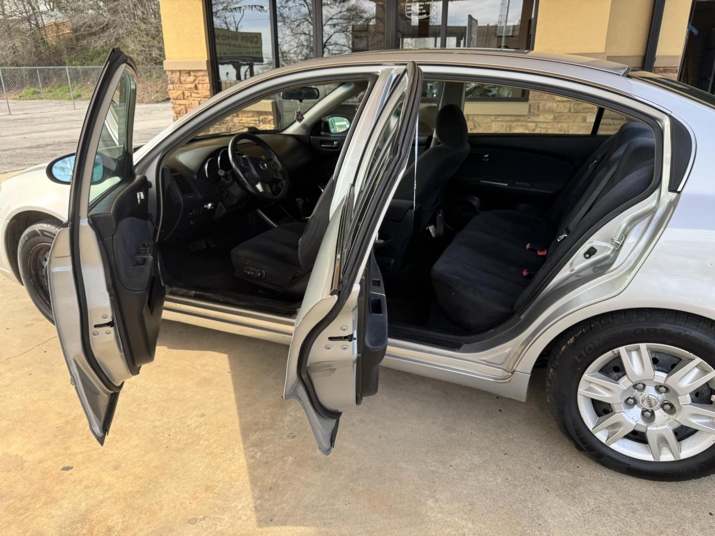 2006 SILVER Nissan Altima 2.5 (1N4AL11D46N) with an 2.5L L4 DOHC 16V engine, 5-Speed Manual Overdrive transmission, located at 307 West Marshall Avenue, Longview, TX, 75601, (903) 753-3091, 32.500828, -94.742577 - Photo#4