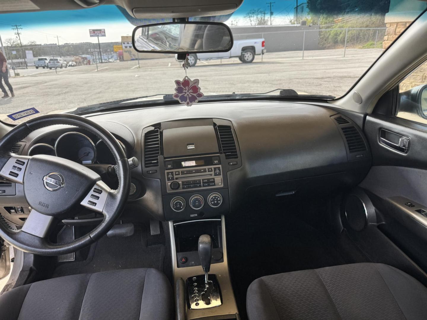 2006 SILVER Nissan Altima 2.5 (1N4AL11D46N) with an 2.5L L4 DOHC 16V engine, 5-Speed Manual Overdrive transmission, located at 307 West Marshall Avenue, Longview, TX, 75601, (903) 753-3091, 32.500828, -94.742577 - Photo#6