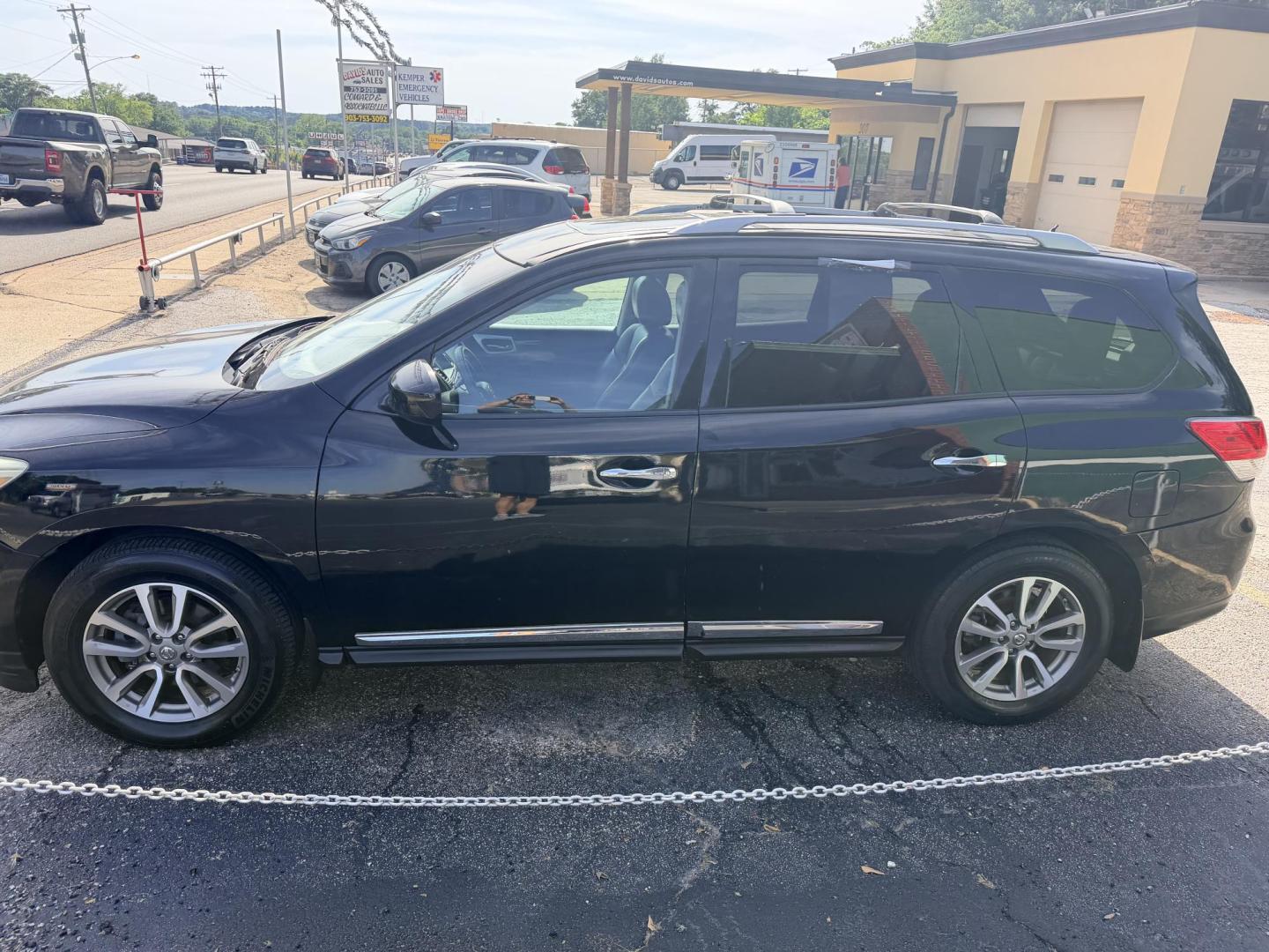 2014 BLACK Nissan Pathfinder S 2WD (5N1AR2MN8EC) with an 3.5L V6 DOHC 24V engine, Continuously Variable Transmission transmission, located at 307 West Marshall Avenue, Longview, TX, 75601, (903) 753-3091, 32.500828, -94.742577 - 3rd Row Seating - Photo#2
